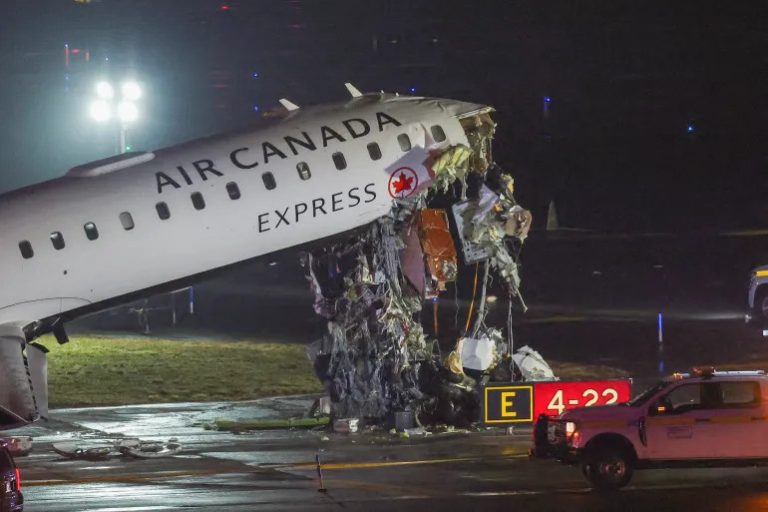 Air Canada 여객기, 라과디아 공항에서 소방 차량과 충돌… 조종사 2명 사망
