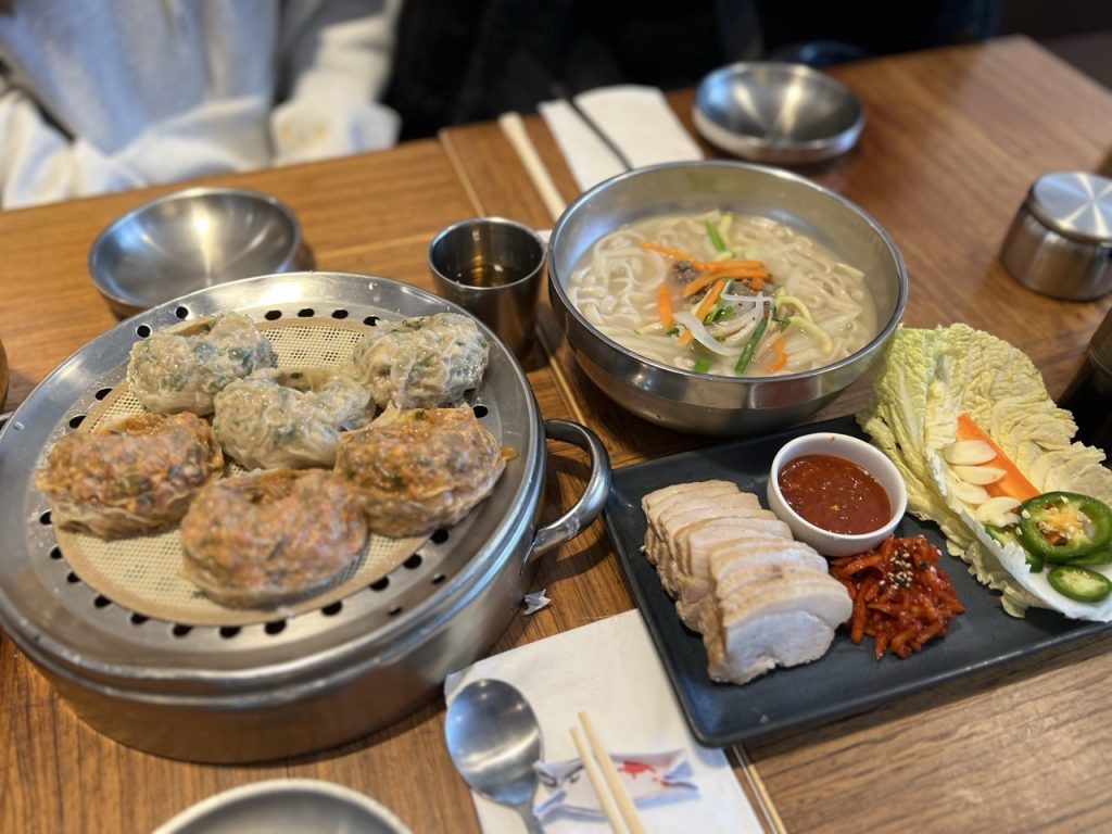 칼국수, 만두, 보쌈
