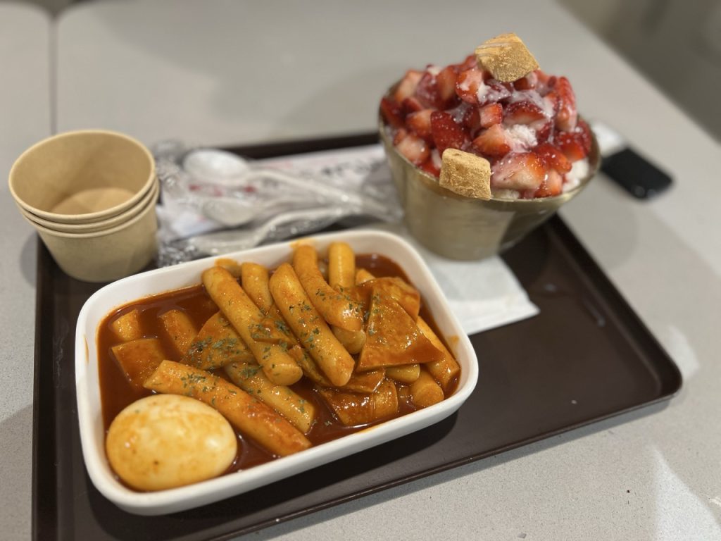 딸기 빙수와 떡볶이